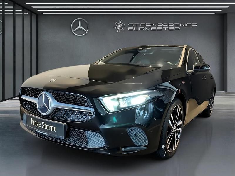 Metalliclack kosmosschwarz Gebraucht 2020 Mercedes A180 Progressive Limousine | 22.490 € (Fairer Preis) - Bild 1/3