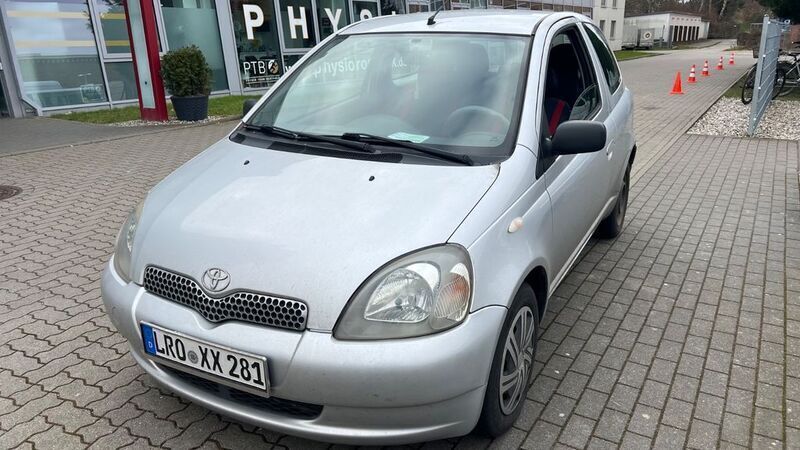 Silber Gebraucht 2002 Toyota Yaris Sol Limousine | 999 € (Guter Preis) - Bild 1/4