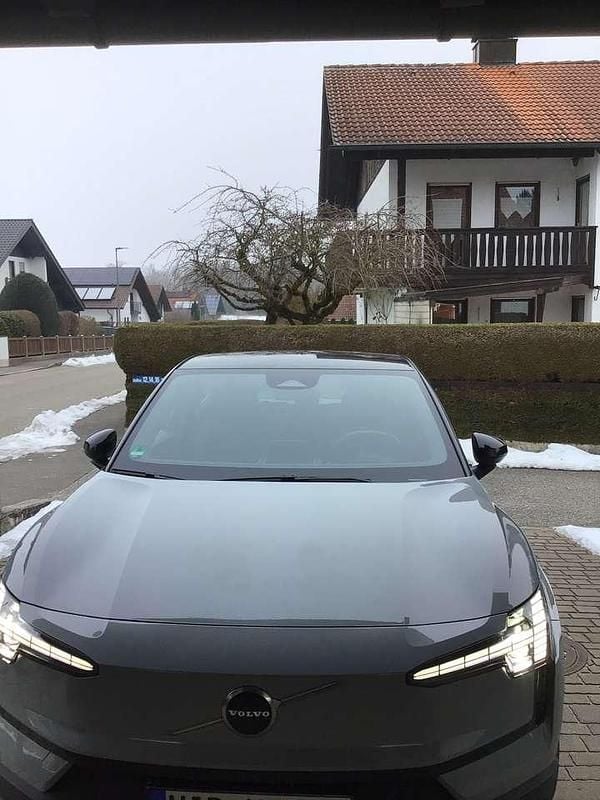 Grau Gebraucht 2024 Volvo EX30 Plus SUV | 29.900 € (Fairer Preis) - Bild 1/4