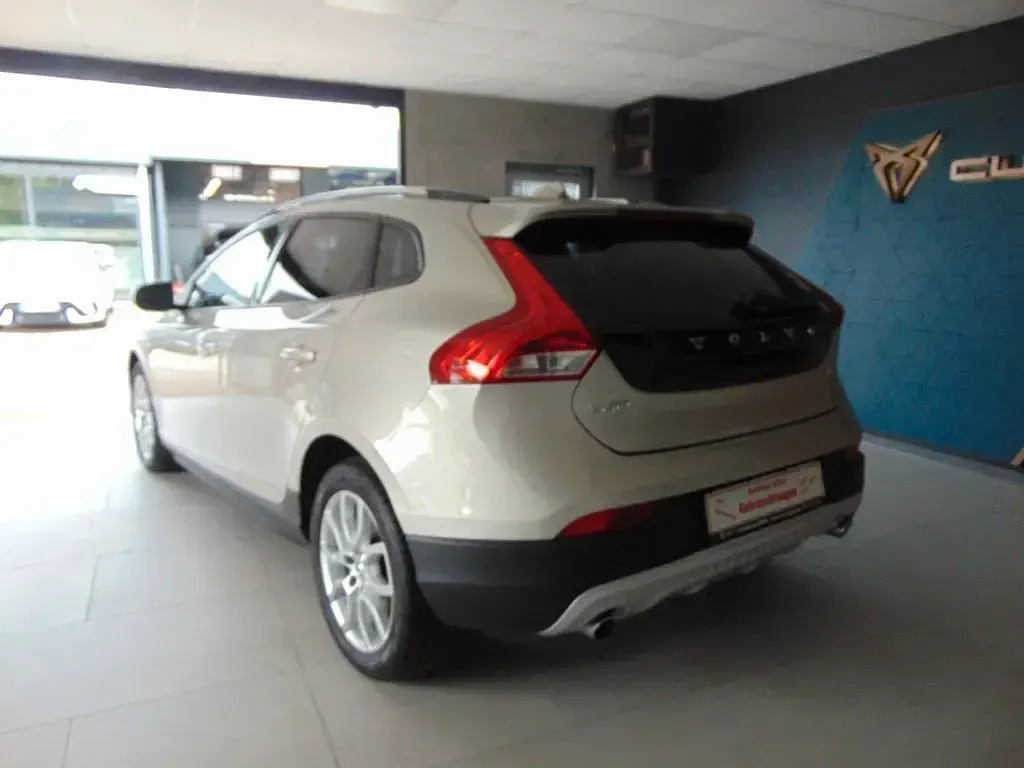 Gebraucht Volvo V40 Momentum 150 PS (110 kW) 2016 Beige (metallic) SUV