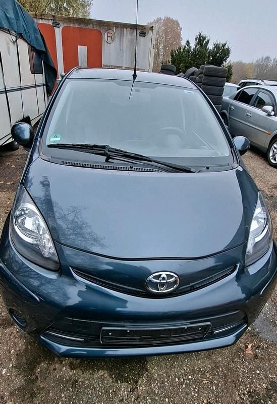 Grau Gebraucht 2013 Toyota Aygo Kleinwagen | 4.200 € (Superpreis) - Bild 1/4