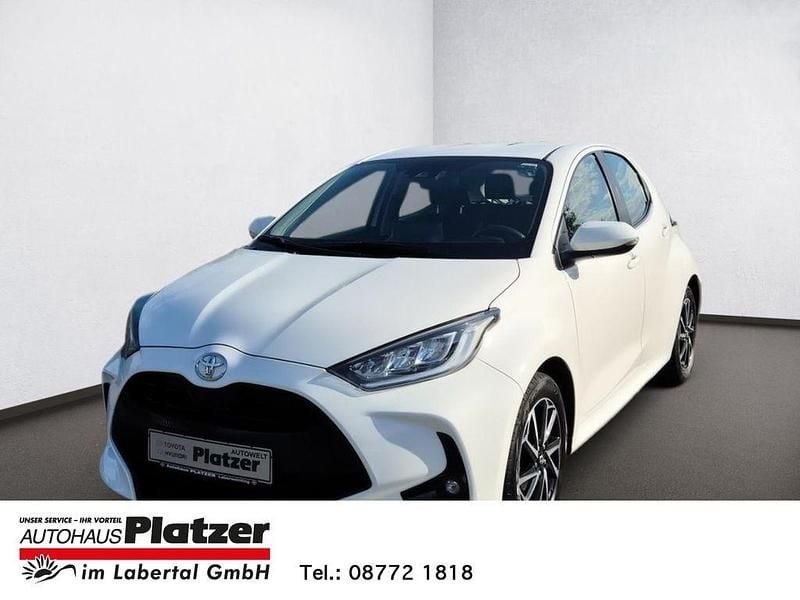 Weiss Gebraucht 2021 Toyota Yaris Team Limousine | 15.780 € (Fairer Preis) - Bild 1/4