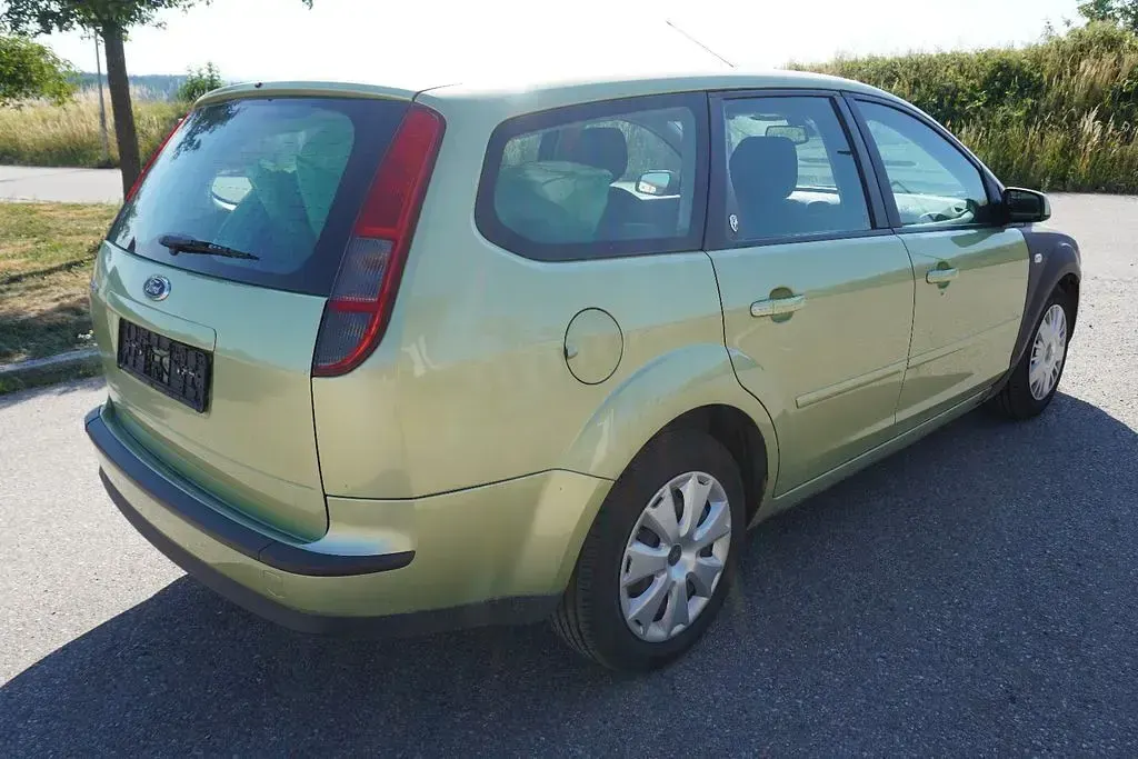 Gebraucht Ford Focus Ghia 116 PS (85 kW) 2005 Gold Limousine