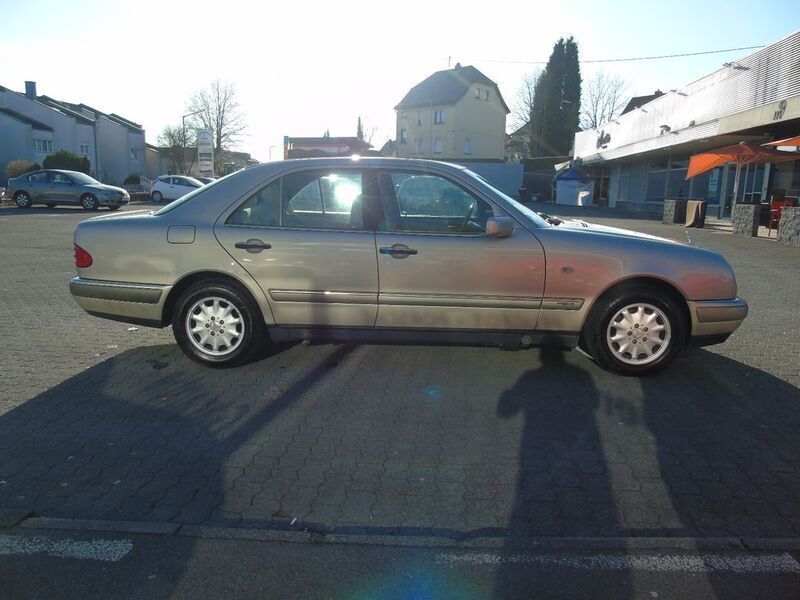 Gebraucht Mercedes E200 Elegance 136 PS (100 kW) 1996 Beige Limousine