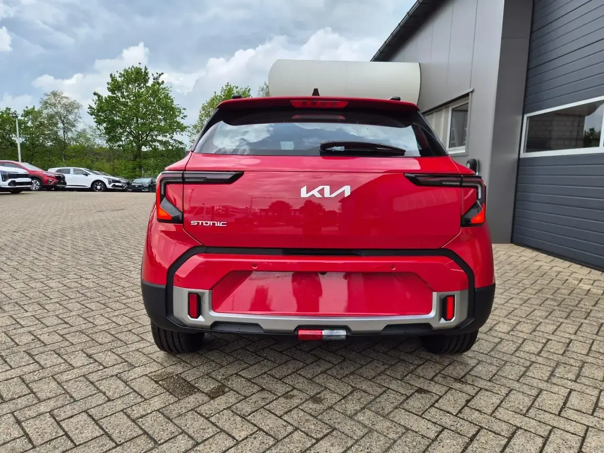 Neu Kia Stonic 116 PS (85 kW) 2026 Signal rot metallic SUV