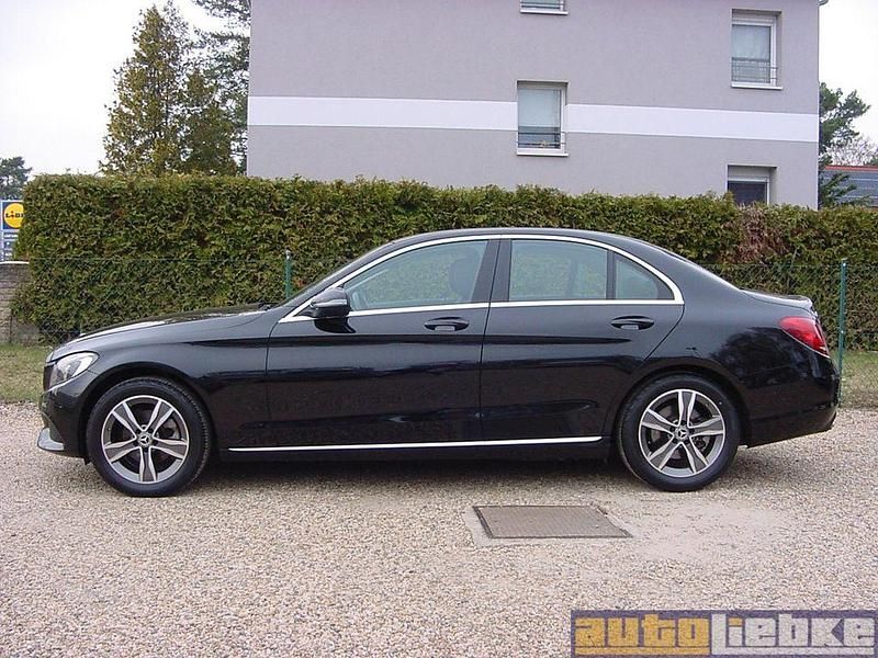 Gebraucht Mercedes C180 156 PS (114 kW) 2017 Obsidianschwarzmetallic Limousine