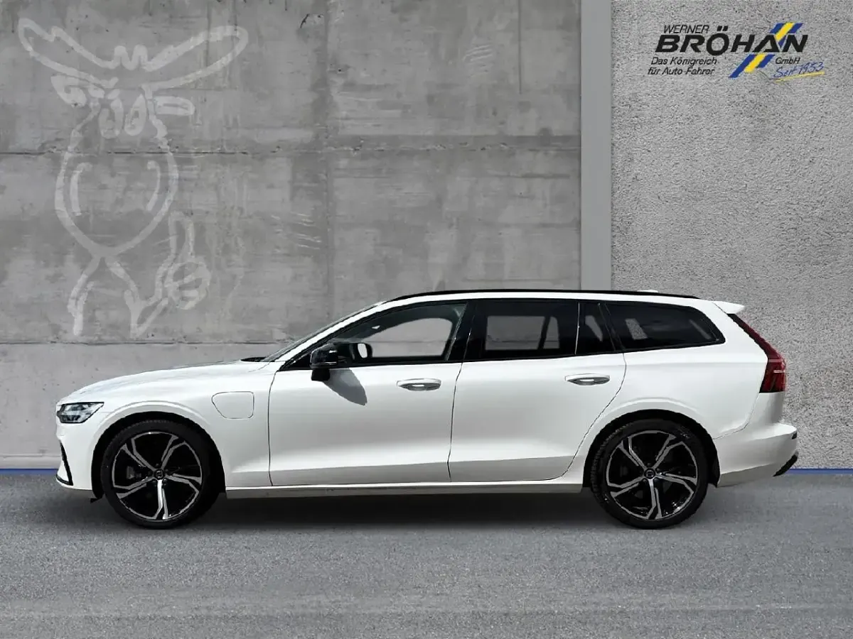 Gebraucht Volvo V60 Plus 398 PS (292 kW) 2022 Crystal white pearl / metallic Kombi