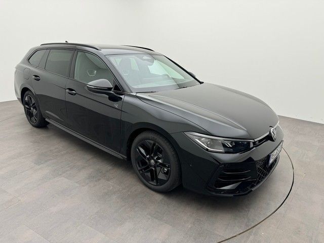 Gebraucht VW Passat R-line 150 PS (110 kW) 2024 Grenadillschwarz metallic Kombi