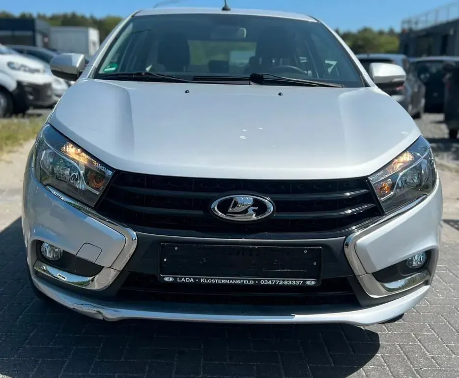 Gebraucht Lada Vesta 106 PS (77 kW) 2019 Silber Limousine