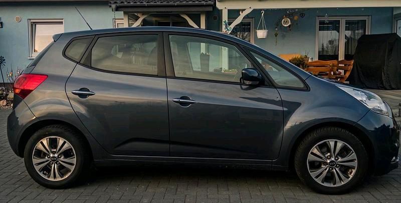 Gebraucht Kia Venga 128 PS (94 kW) 2015 Blau Kleinwagen