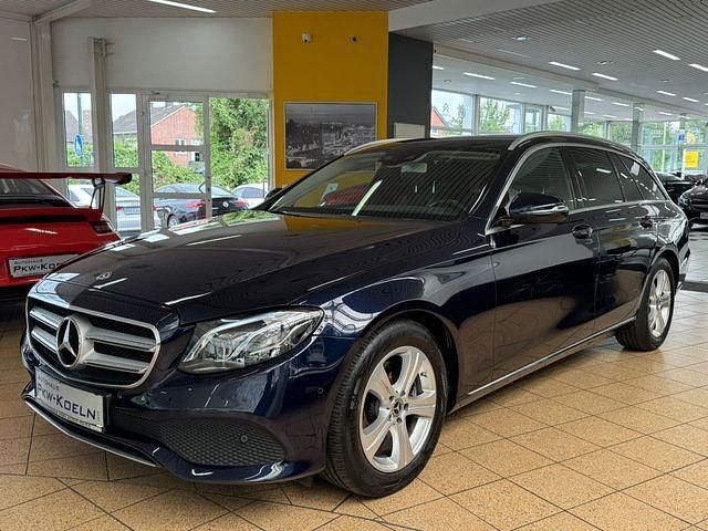 Blau Gebraucht 2017 Mercedes E220 Limousine | 21.999 € (Guter Preis) - Bild 1/4