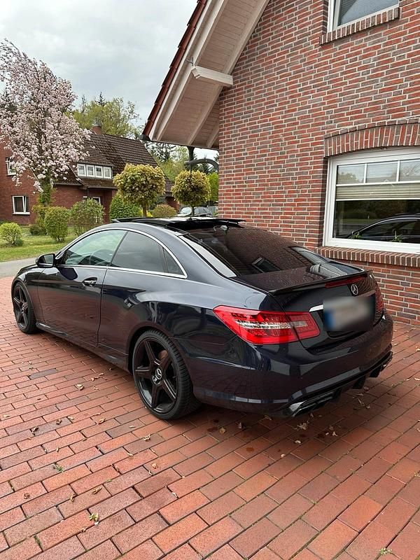 Gebraucht Mercedes E350 AMG 231 PS (169 kW) 2009 Blau Coupé