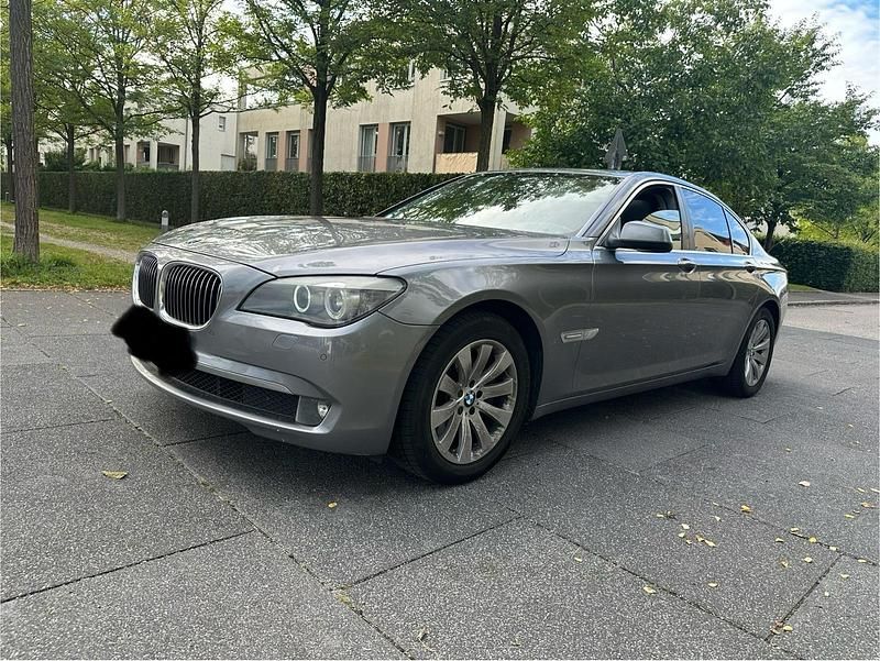 Grau Gebraucht 2011 BMW 730 Limousine | 6.800 € - Bild 1/4