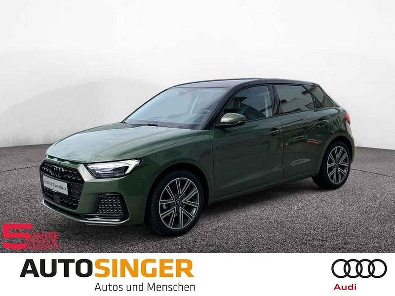 Distriktgrün metallic Neu 2025 Audi A1 Sportback Advanced Plus Kleinwagen | 31.880 € (Etwas zu teuer) - Bild 1/4