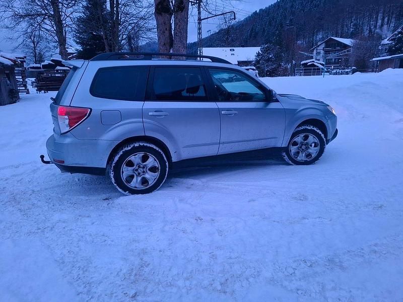 Silber Gebraucht 2012 Subaru Forester Active SUV | 9.000 € (Teuer) - Bild 1/4