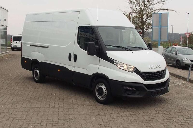 Gebraucht Iveco Daily 155 PS (114 kW) 2022 Weiß Limousine