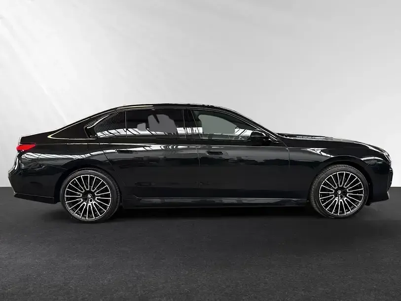 Gebraucht BMW 750e M Sport 489 PS (359 kW) 2025 Black sapphire metallic Limousine