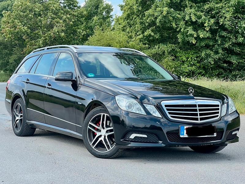 Schwarz Gebraucht 2010 Mercedes E200 Avantgarde Kombi | 8.650 € (Superpreis) - Bild 1/4