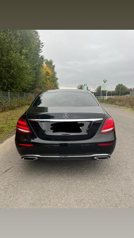 Gebraucht Mercedes E220 194 PS (142 kW) 2017 Schwarz Limousine