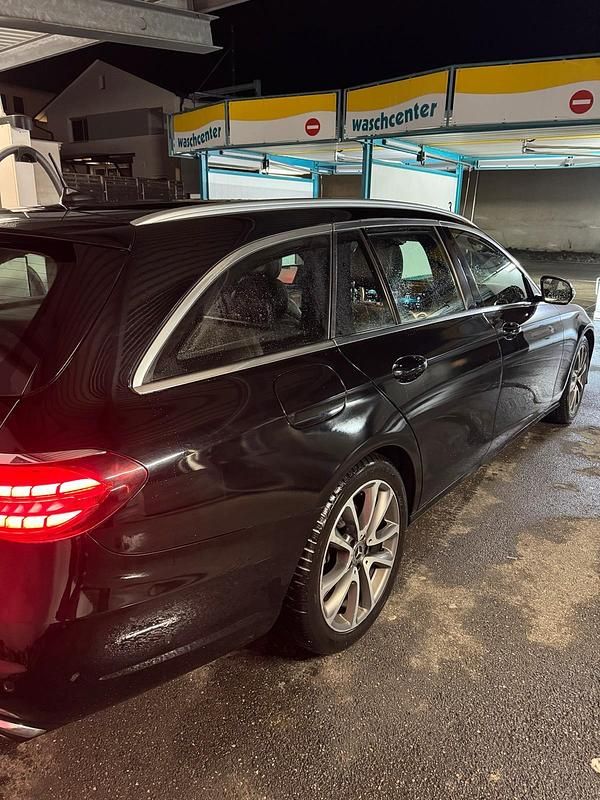 Gebraucht Mercedes E220 194 PS (142 kW) 2021 Schwarz Kombi
