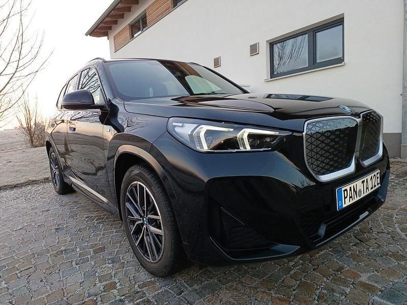 Schwarz Gebraucht 2025 BMW iX1 Comfort Edition SUV | 41.600 € (Superpreis) - Bild 1/4