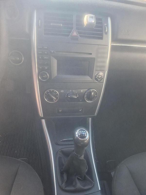 Gebraucht Mercedes B180 110 PS (80 kW) 2009 Silber Van / Kleinbus