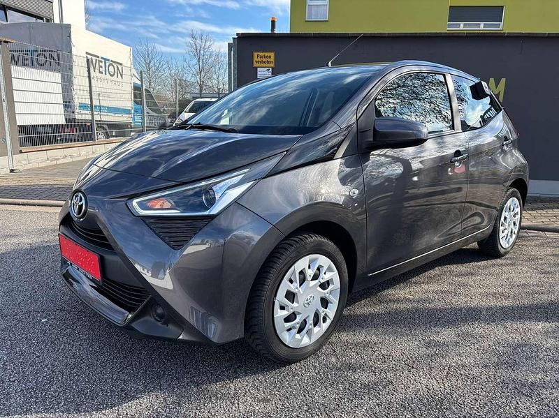 Grey metallic Gebraucht 2021 Toyota Aygo X-play Kleinwagen | 10.800 € (Fairer Preis) - Bild 1/4