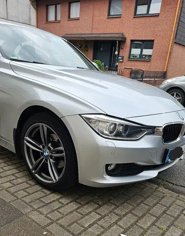 Gebraucht BMW 318 143 PS (105 kW) 2012 Silber Limousine