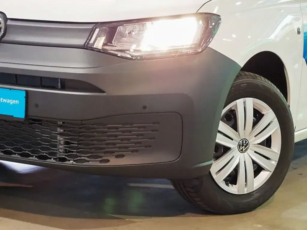 Second-hand VW Caddy Maxi 122 CP (89 kW) 2024 Alb Monovolum