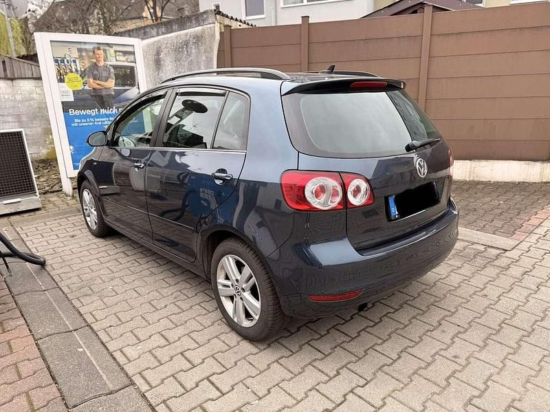 Gebraucht VW Golf VII Match 105 PS (77 kW) 2012 Blau Kleinwagen