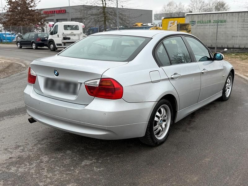 Gebraucht BMW 318 129 PS (94 kW) 2007 Silber Limousine