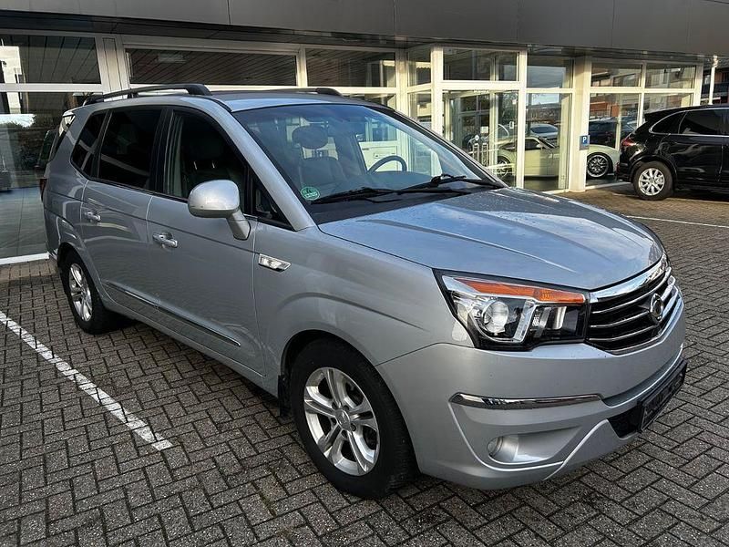 Gebraucht Ssangyong (KGM) Rodius 178 PS (130 kW) 2017 Silber Van / Kleinbus