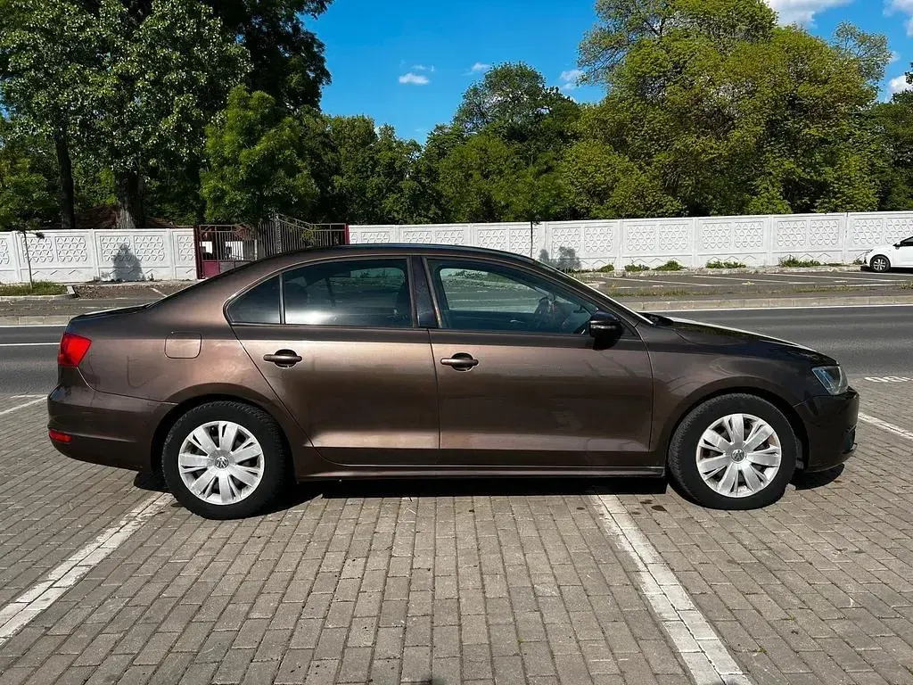 Gebraucht VW Jetta Comfortline 105 PS (77 kW) 2011 Braun Limousine