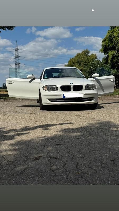 Weiß Gebraucht 2009 BMW 116 Kleinwagen | 3.950 € - Bild 1/4