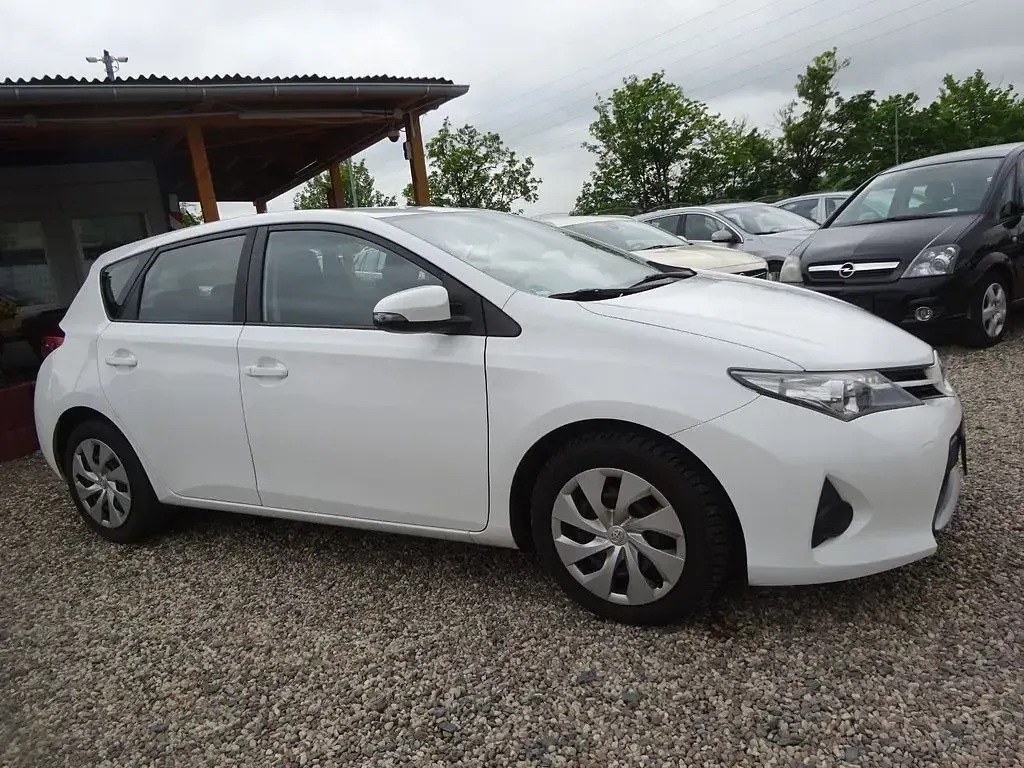 Gebraucht Toyota Auris Cool 99 PS (72 kW) 2015 Weiß Limousine