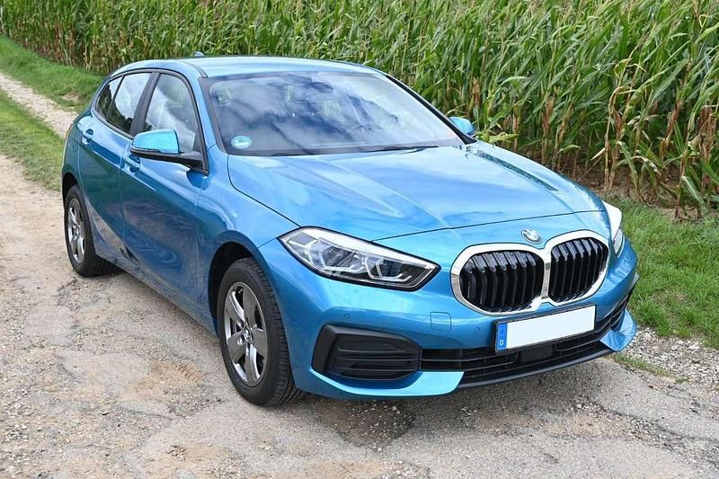 Blau Gebraucht 2023 BMW 118 Advantage Kleinwagen | 25.200 € (Fairer Preis) - Bild 1/4
