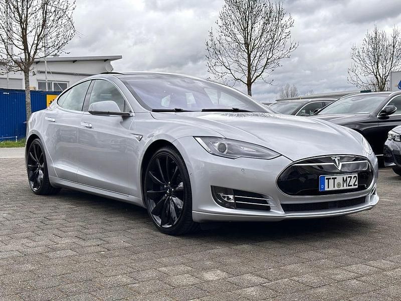 Silber metallic Gebraucht 2015 Tesla Model S Performance Kleinwagen | 34.900 € (Teuer) - Bild 1/4