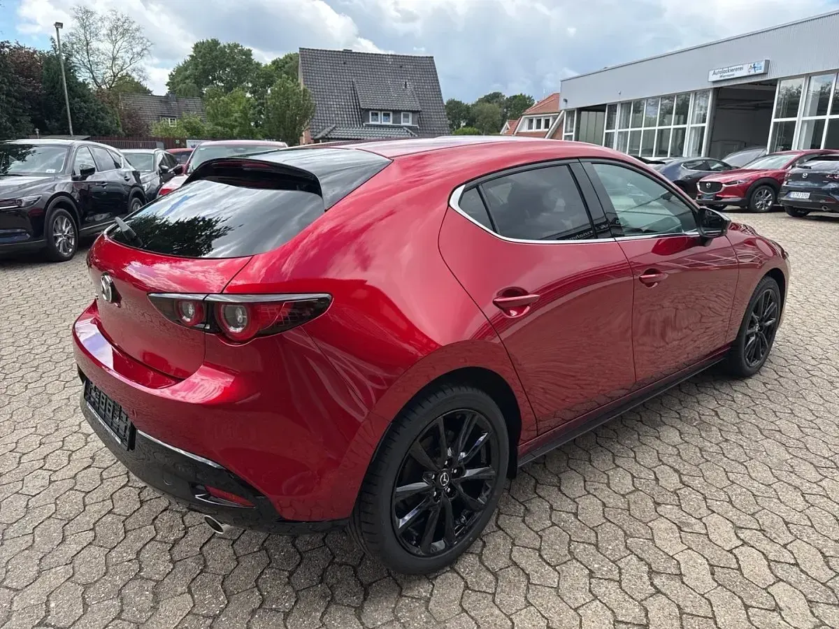 Neu Mazda 3 Homura-Line 140 PS (102 kW) 2025 Rot Limousine