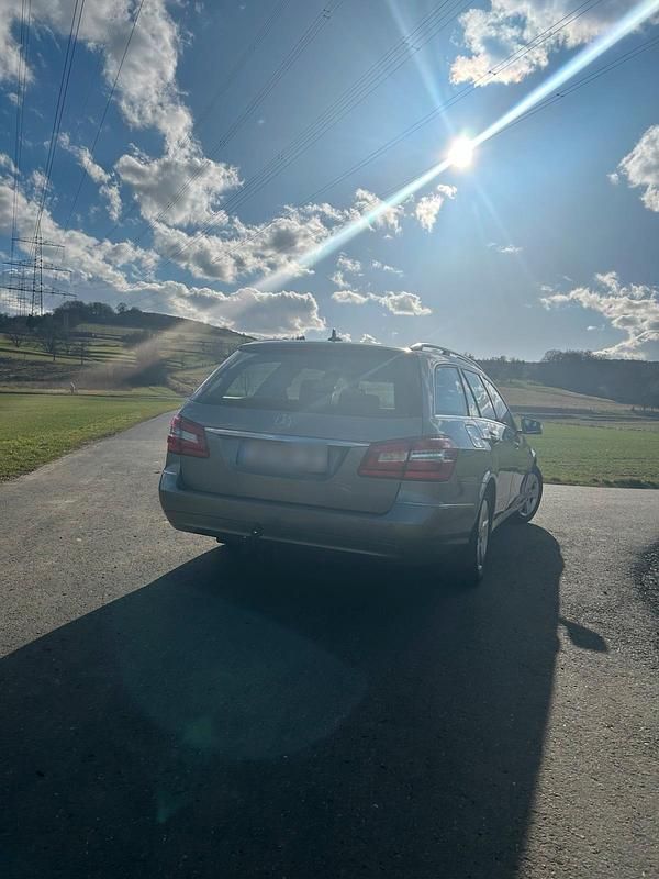 Gebraucht Mercedes E250 204 PS (150 kW) 2010 Grau Kombi