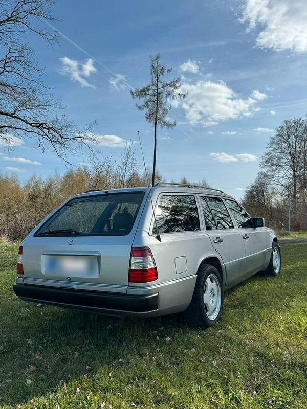 Gebraucht Mercedes E230 132 PS (97 kW) 1992 Silber Kombi