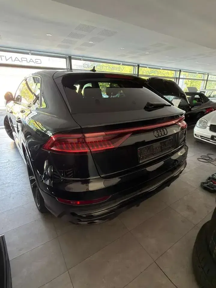 Gebraucht Audi Q8 S-Line 286 PS (210 kW) 2023 Mythosschwarz metallic SUV