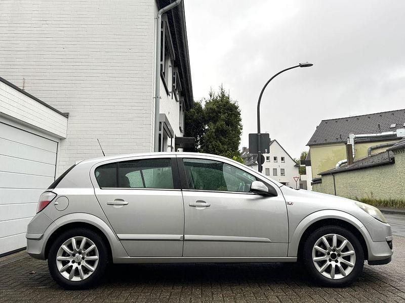 Gebraucht Opel Astra Cosmo 125 PS (91 kW) 2005 Silber Limousine