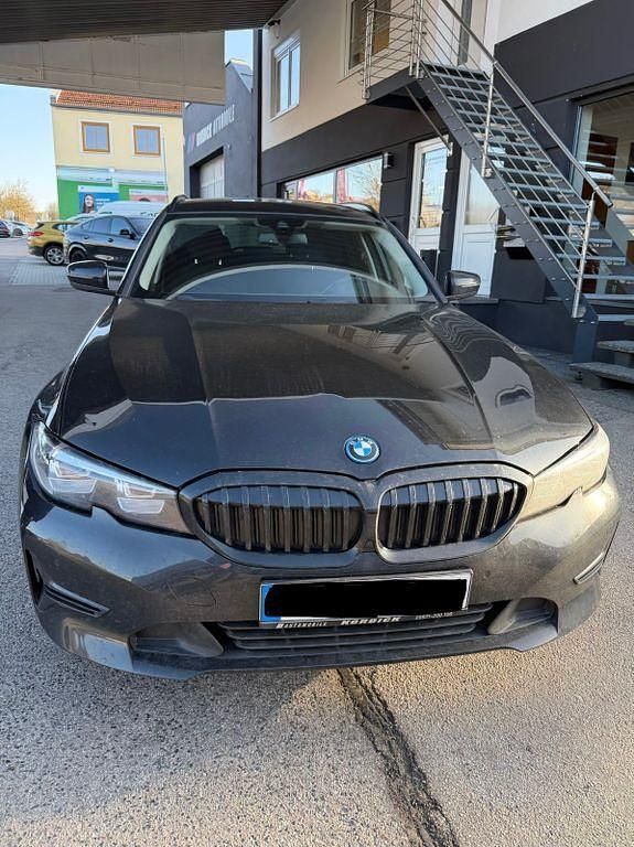 Gebraucht BMW 320e 163 PS (119 kW) 2022 Schwarz Kombi