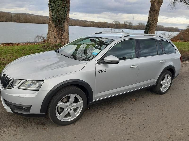 Silber Gebraucht 2019 Skoda Octavia Scout Kombi | 20.800 € (Fairer Preis) - Bild 1/4