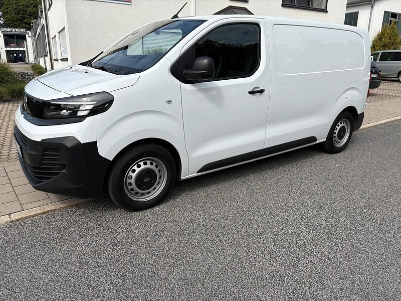 Weiß Gebraucht 2024 Opel Vivaro S Van | 23.999 € (Superpreis) - Bild 1/4