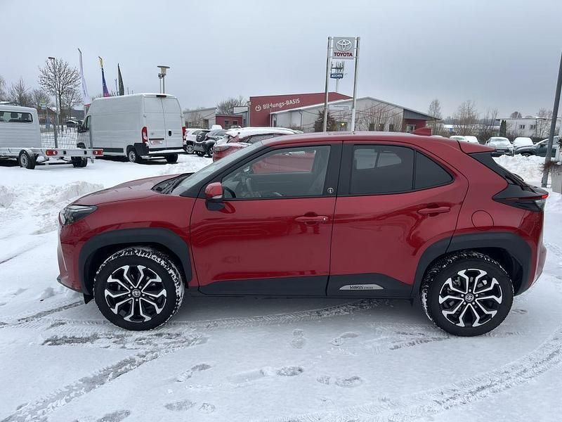 Gebraucht Toyota Yaris Hybrid Team 116 PS (85 kW) 2023 Karminrot (metallic) SUV