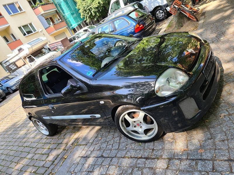 Gebraucht Renault Clio II 98 PS (72 kW) 2001 Schwarz Kleinwagen