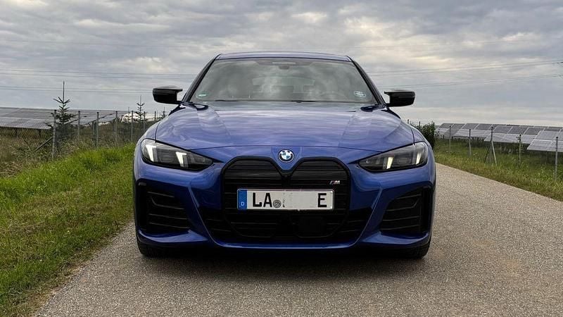 Blau Gebraucht 2024 BMW i4 M Performance Limousine | 58.900 € (Fairer Preis) - Bild 1/4
