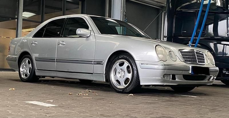 Second-hand Mercedes E220 145 CP (106 kW) 2001 Argintiu Berlinǎ