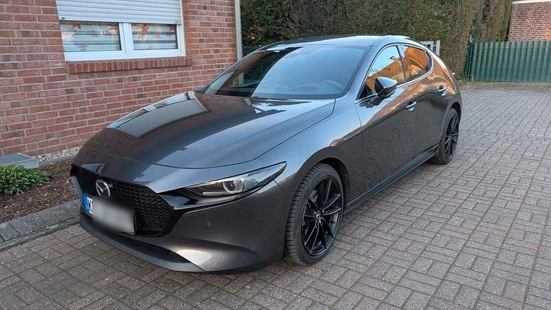 Grau Gebraucht 2020 Mazda 3 Selection Limousine | 20.500 € (Fairer Preis) - Bild 1/4